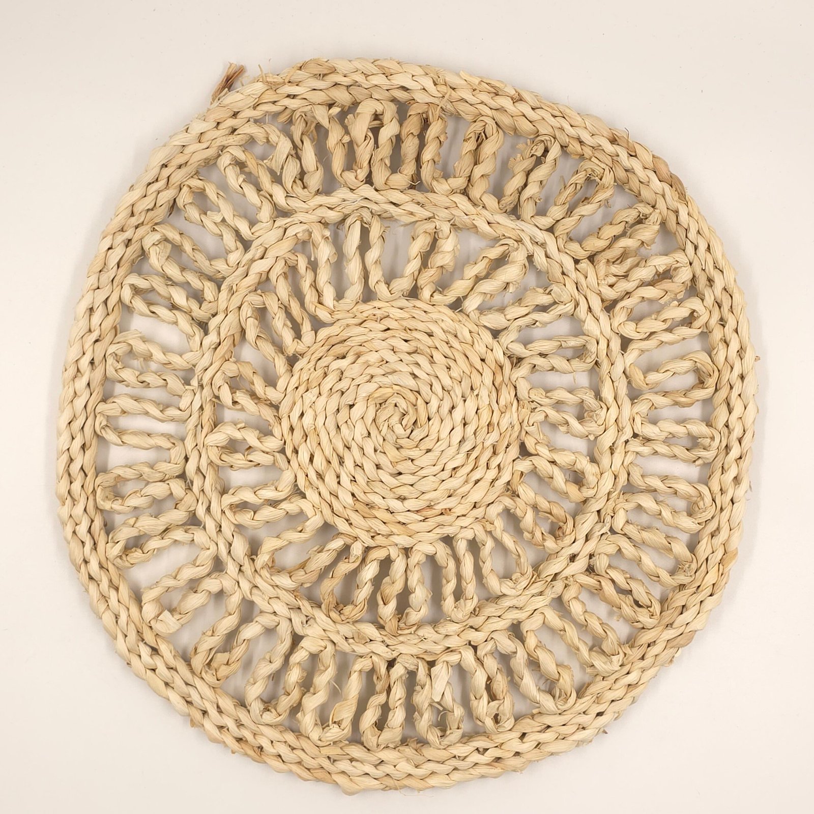 1000775452-scaled-1.jpg PLATO DE SITIO FIBRAS NATURAL 38 CM (EMC 32-6) - Imagen 1