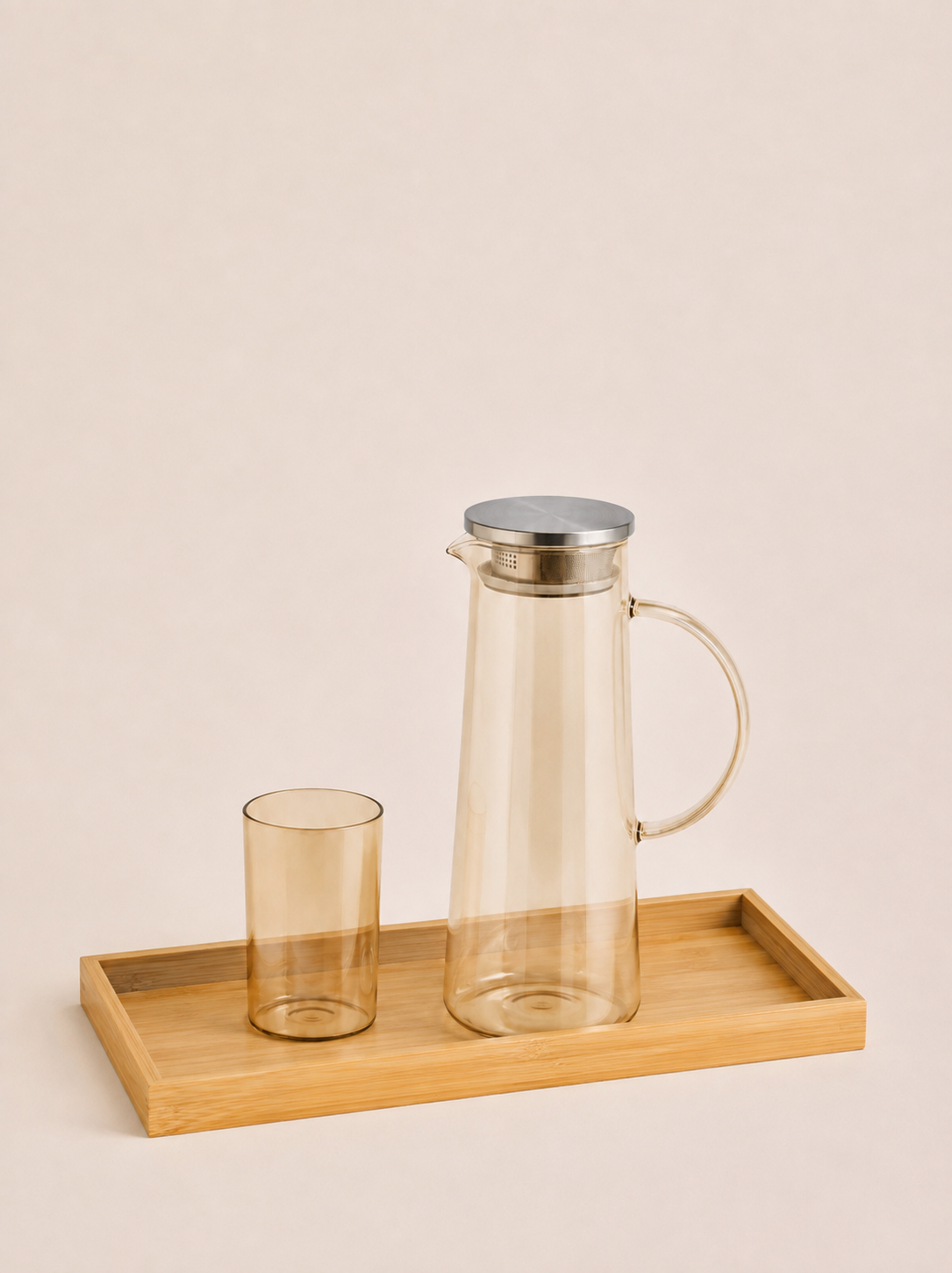 3A0891B1-D63A-446A-8D46-F7CE70562D6B SET X 8. JARRA 1450 ML / 6 VASOS 280 ML BANDEJA 6.5*10CM X 8.2*24.2 CM VIDRIO AMBAR - Imagen 1