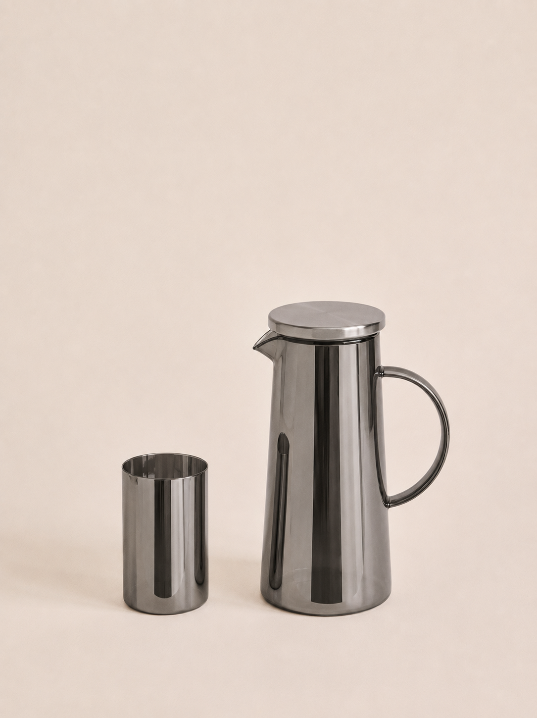 3AC6F682-6BDE-42AE-89D8-BA2EC25ACB2B SET X 7. JARRA 1450 ML / 6 VASOS 280 ML VIDRIO BLACK - Imagen 1