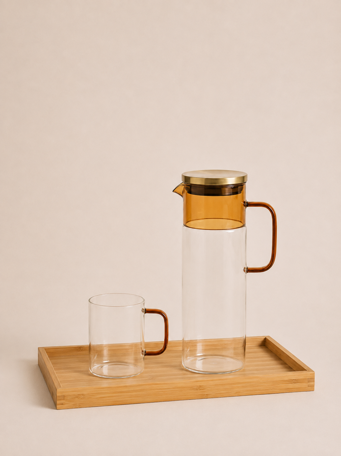 5163DC2E-A294-41EA-B5AA-CF33F9652587 SET X 8. JARRA 1400 ML / 6 TAZAS 310 ML BANDEJA 7*10CM X 10*21 CM VIDRIO TRANSP/BLACK - Imagen 1