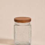 FRASCO DE VIDRIO LABRADO CON TAPA DE MADERA 700ML (MA 10-14)