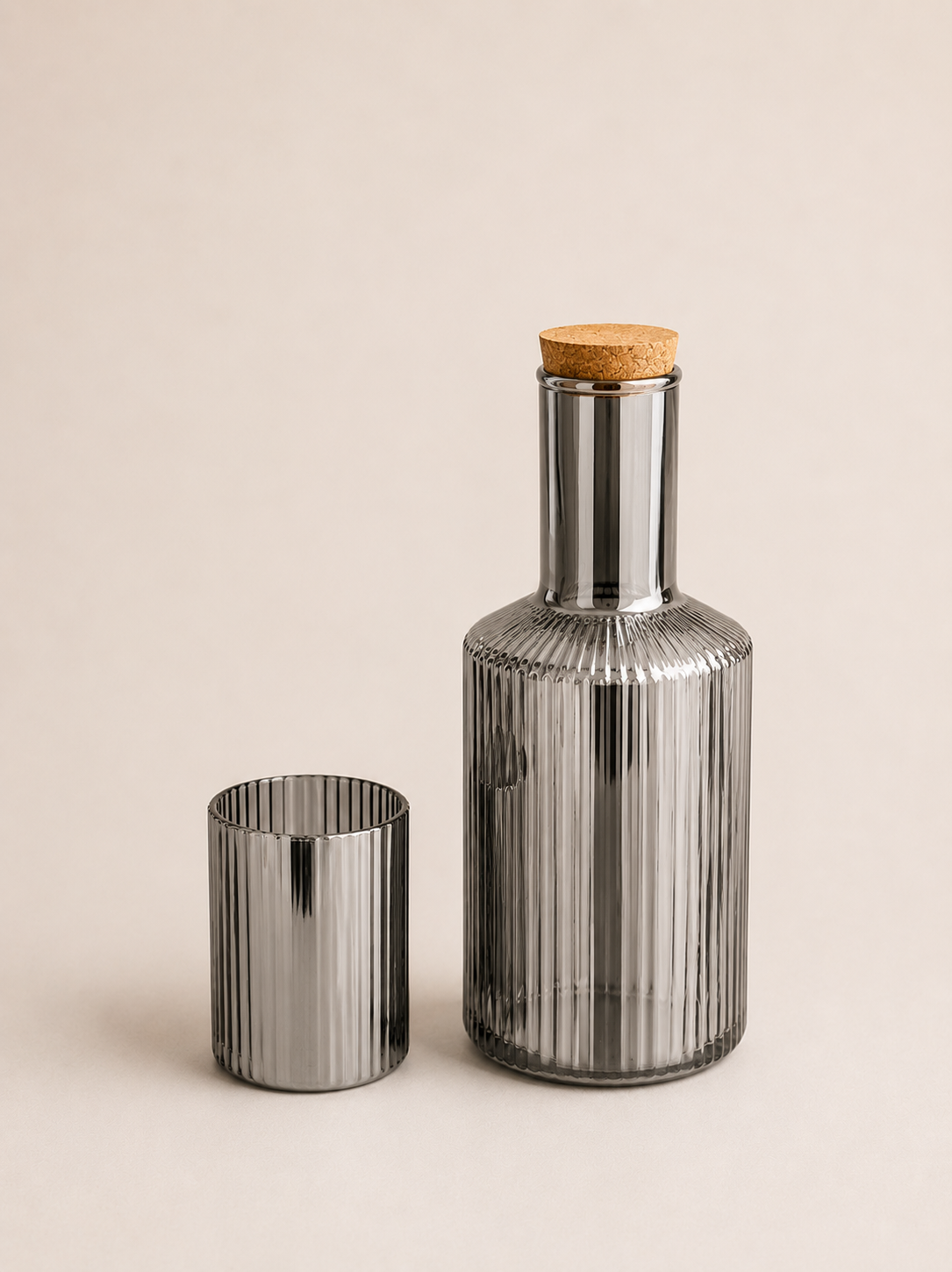 88D2D203-3A02-4605-8ABD-52806B758172 PACK X 7 / BOTELLA 900ML Y 6 VASOS APILABLES 250ML GRIS - Imagen 1