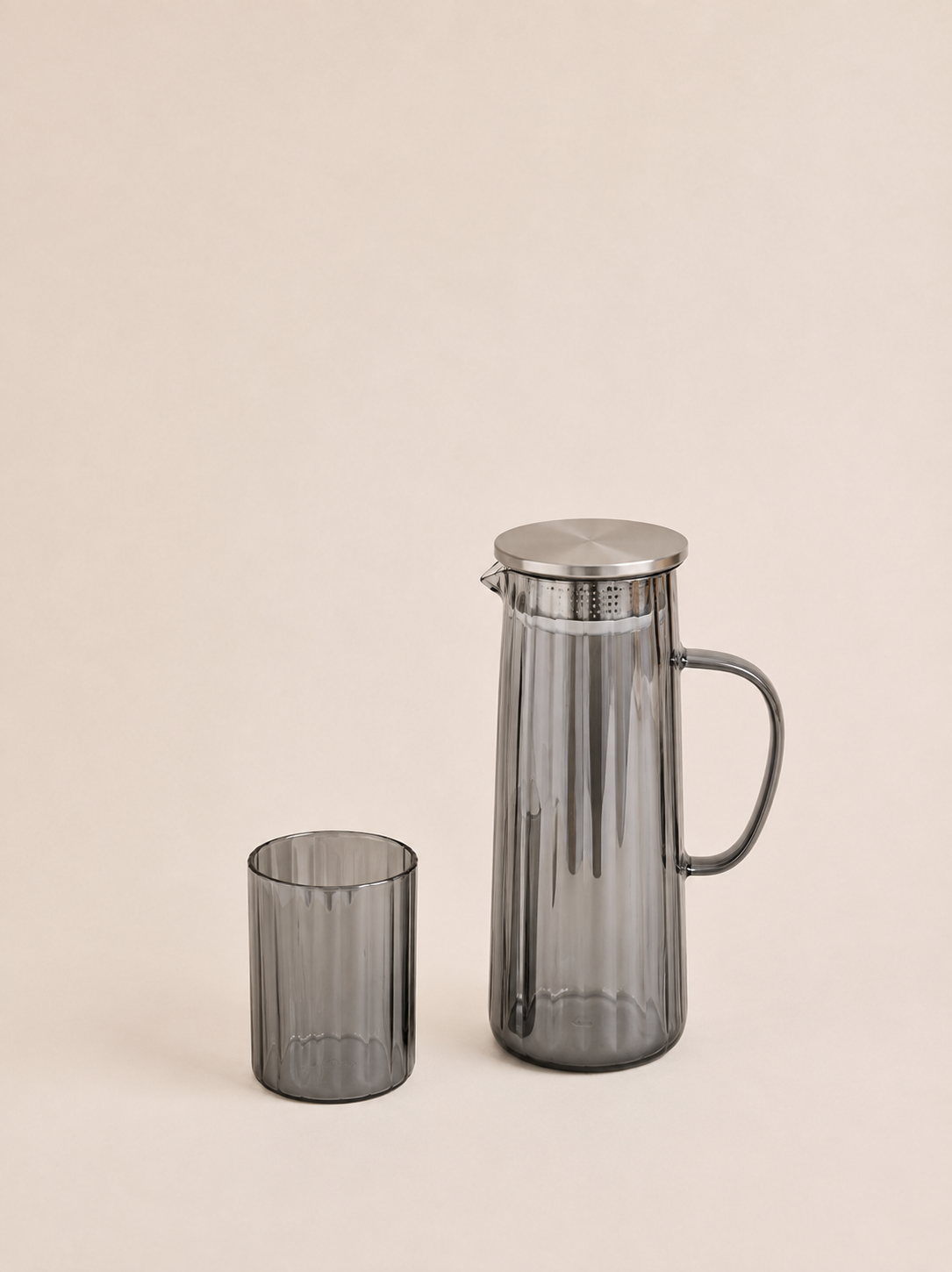 8DF5D3F9-CED9-48BA-A65D-D4D60DFD33CB SET X 7. JARRA 1100 ML / 6 VASOS 300 ML VIDRIO COLOR BLACK - Imagen 1