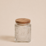 FRASCO DE VIDRIO LABRADO CON TAPA DE MADERA 700ML (MA 10-23)