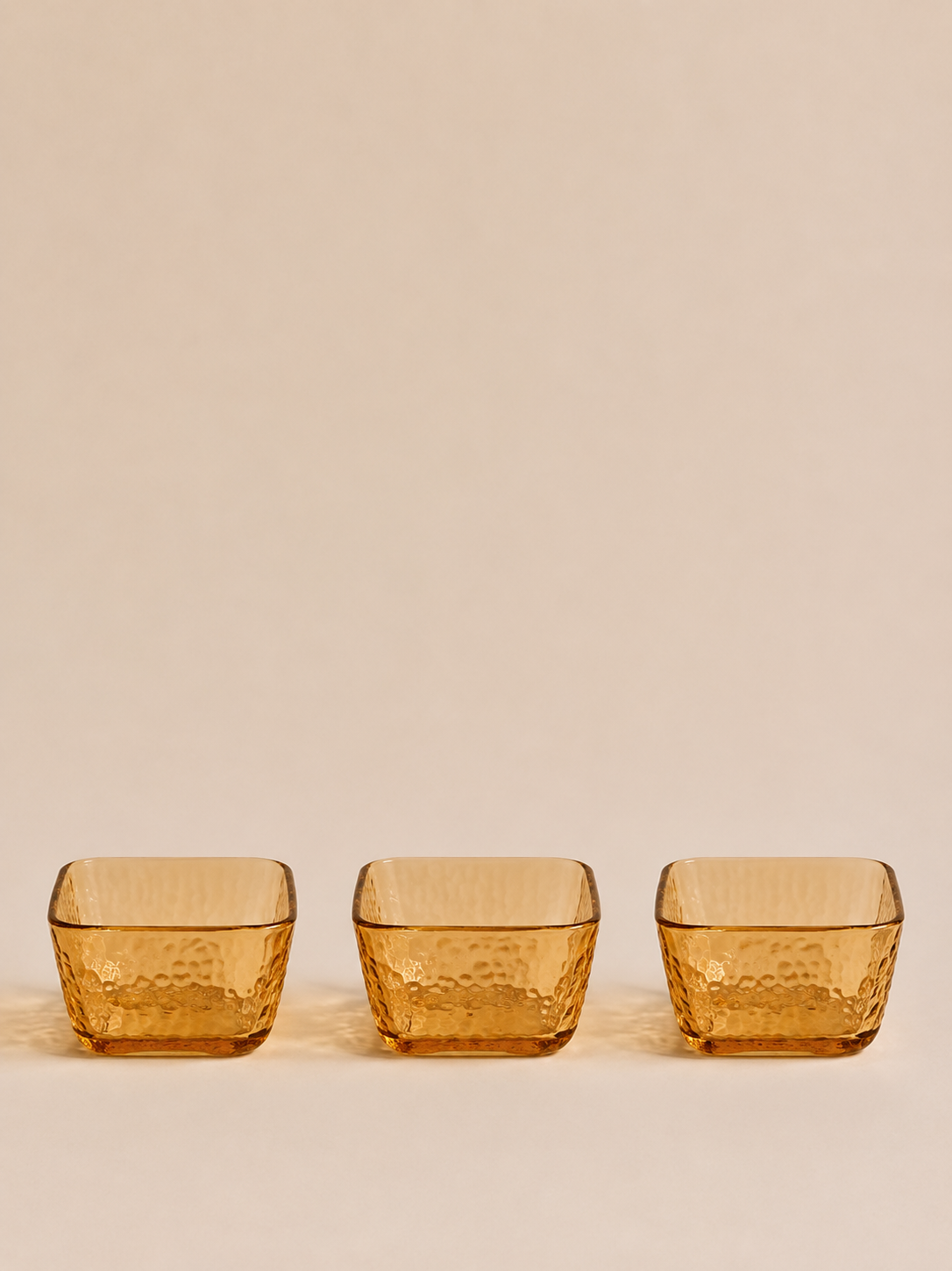 B74639E7-1B61-484D-9825-41D644338C03 SET X 4 COPETINEROS AMBAR 8.5*5 CM (43-2-1) - Imagen 1