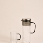 SET X 7. JARRA 1400 ML / 6 TAZAS 310 ML VIDRIO RAYAS FINAS TRANSP/BLACK